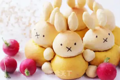Make Miffy Rabbit squeezes bread step 18