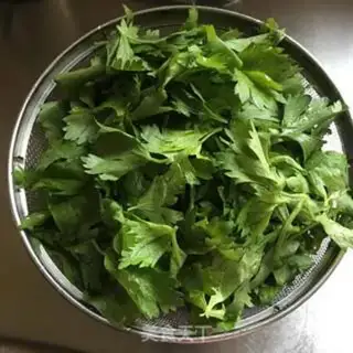 Make Celery leaves with peanuts step 0