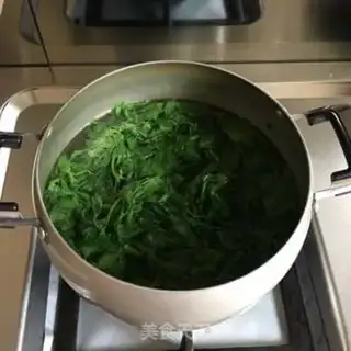 Make Celery leaves with peanuts step 1