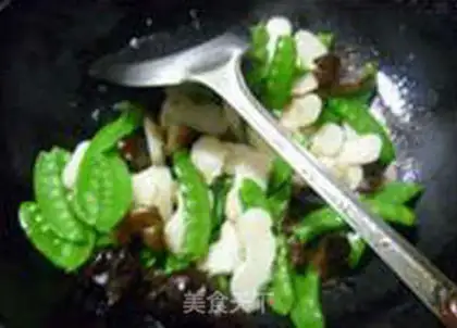 Make Mushroom fried eggs step 4
