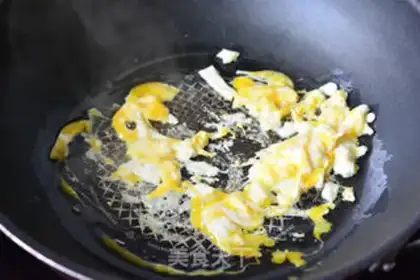 Make Yangzhou fried rice step 1