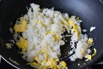 Make Yangzhou fried rice step 2