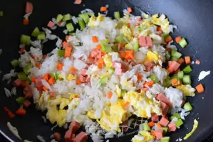 Make Yangzhou fried rice step 3