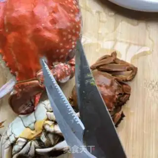 Make Suck on the spicy crab step 1