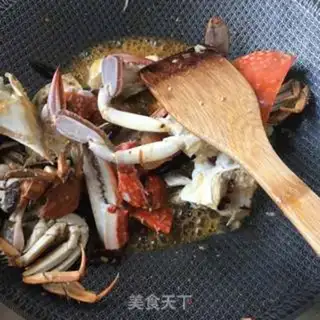 Make Suck on the spicy crab step 8