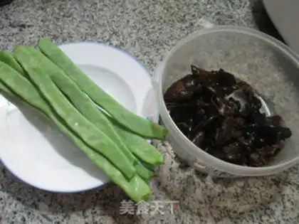Make Blackwood, oil, beans step 0