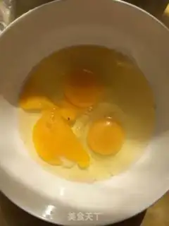Make Crab sauce fried eggs step 1
