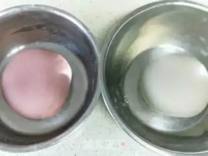 Make Creative double-coloured buns step 1