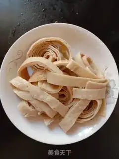 Make Flour gravy and bean skin step 1