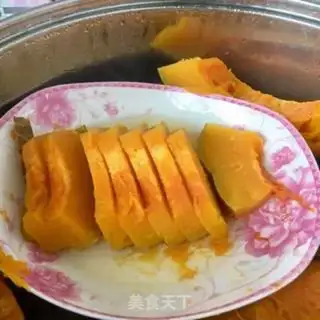 Make Pumpkin eggs, shrimp, onion box step 1