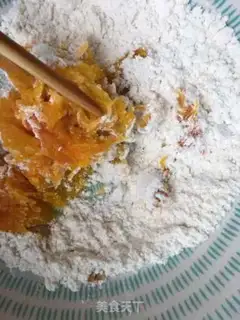 Make Pumpkin eggs, shrimp, onion box step 3