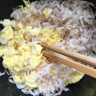 Make Pumpkin eggs, shrimp, onion box step 13