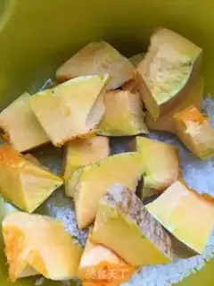 Make Pumpkin date rice congee step 2