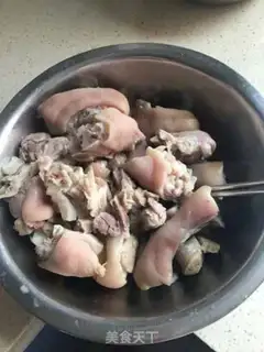 Make Red burning pig hoof step 0