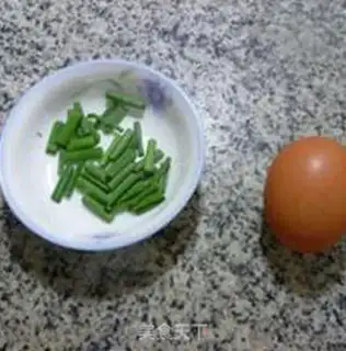 Make Eggs and rice cakes step 1