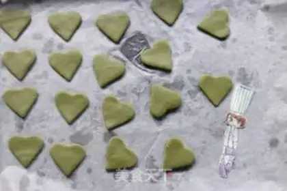 Make A four-leaf weed cookie step 4