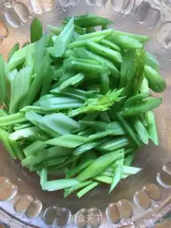 Make Celery-mucked eggs step 0