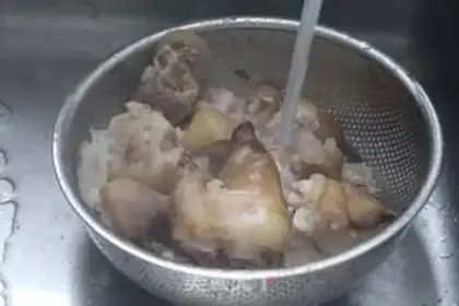 Make Liang, pig hoof soup step 3