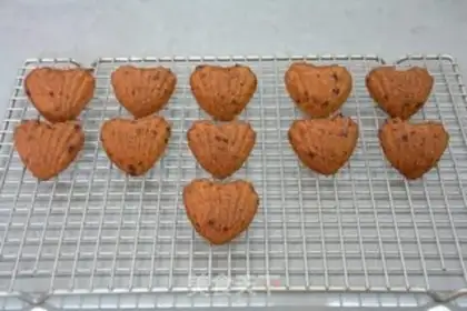 Make The red sugar Madeleine cake step 11