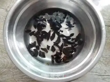 Make Pond melon black earbrush soup step 1