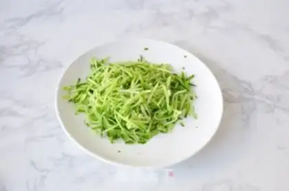 Make Shrimp radish noodles step 1