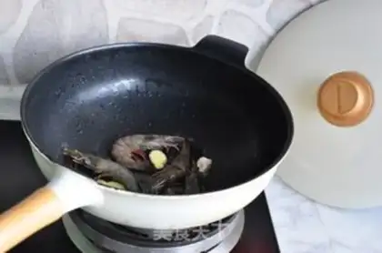 Make Shrimp radish noodles step 3