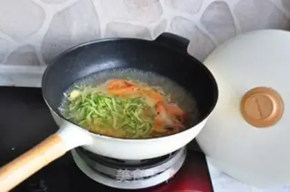 Make Shrimp radish noodles step 5
