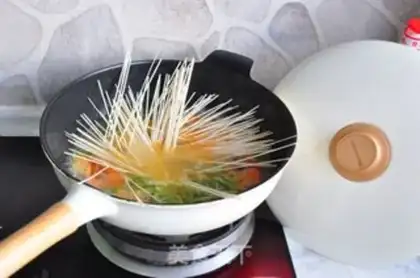 Make Shrimp radish noodles step 6