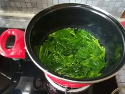 Make Eggsa spinach step 1