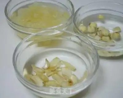 Make Silver-eared lilies step 1