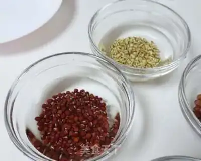 Make Four red rice congee step 1