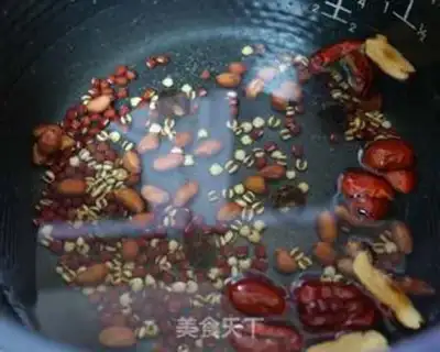 Make Four red rice congee step 2
