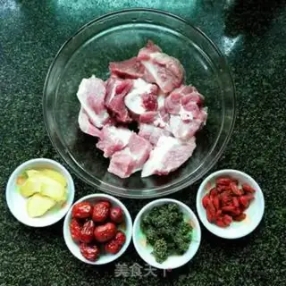 Make Three or seven roses of red-tree pork soup step 0