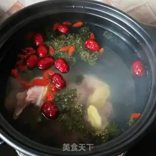 Make Three or seven roses of red-tree pork soup step 1