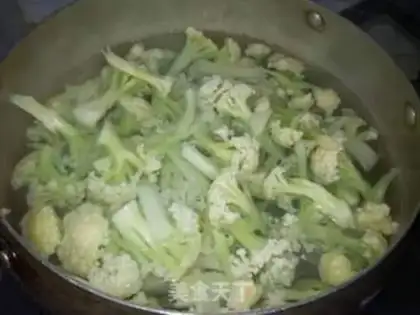 Make The fragrance of red sauce step 1