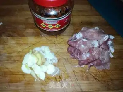 Make The fragrance of red sauce step 2