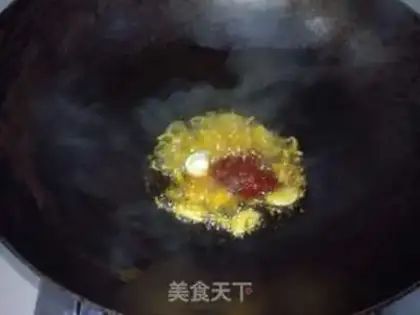 Make The fragrance of red sauce step 3