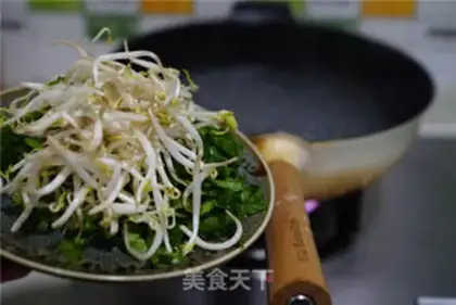 Make Bean sprouts and soup step 3