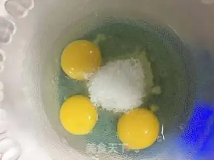 Make Egg pancakes step 1