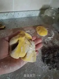 Make Pumpkin Sugar Triangle step 10