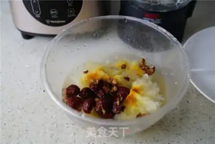 Make Silver ears, red dates step 1