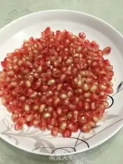 Make Fresh pomegranate juice step 1