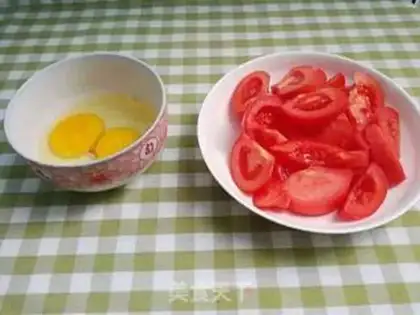 Make Potato egg soup, scissors step 1