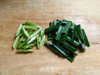 Make The beanfish fried with pepper and garlic step 0