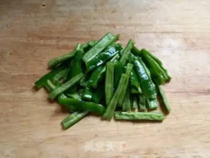 Make The beanfish fried with pepper and garlic step 1
