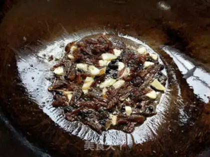 Make The beanfish fried with pepper and garlic step 3