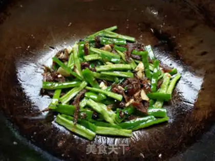 Make The beanfish fried with pepper and garlic step 4