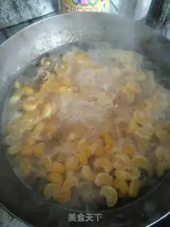 Make Honey orange silver ear soup step 1
