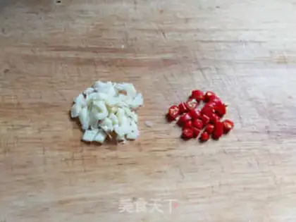 Make Scum of pork and beans step 1