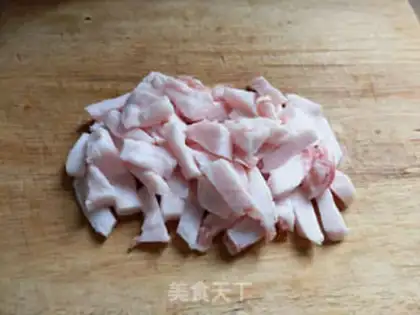 Make Scum of pork and beans step 2